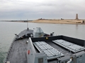 HMS Daring continúa su paso por el Canal de Suez.