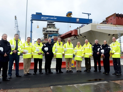 Personil operator AS mengeksplorasi HMS Ratu Elizabeth